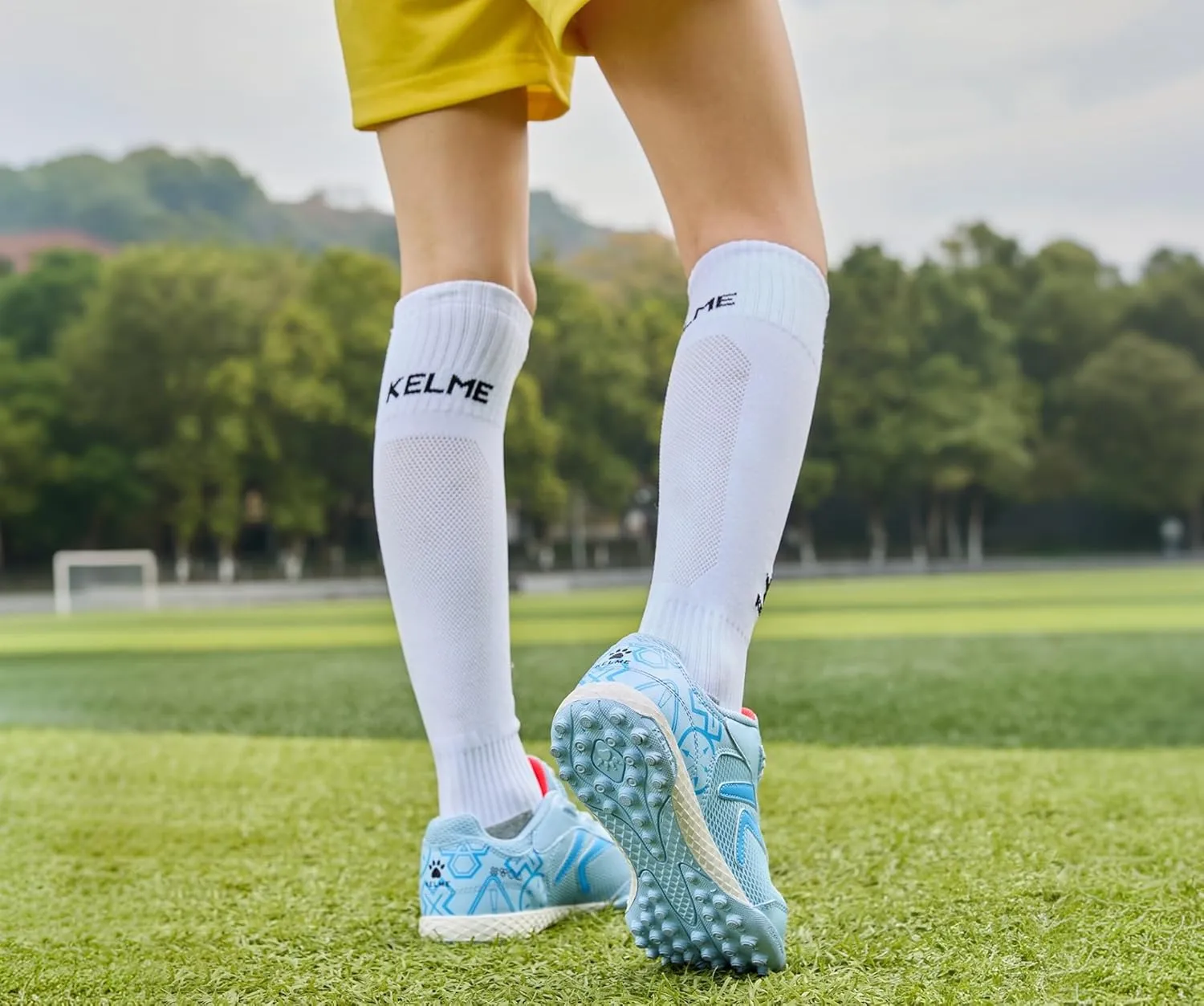 KELME Kids' Indoor Soccer Cleats, Breathable Mesh Turf Futsal Shoes, Turn-Lock, Boys Girls Football Baseball Softball Sneaker for Little/Big Kid
